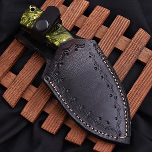 Couteau en acier Damas fait main sur mesure |   Couteau de chasse et de camping à lame fixe avec manche en résine et étui en cuir véritable - Product Image 6
