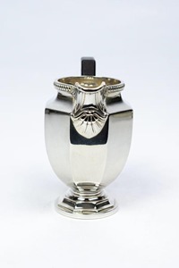 Pichet en argent de designer avec poignée noire et forme unique, parfait pour la table à manger et l'hôtellerie, vente en gros depuis l'Inde - Product Image 4
