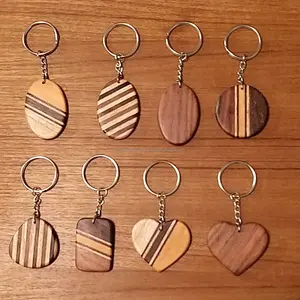 Llavero de madera Wanderlust Vibes Explore más con material de metal y plástico PU - Product Image 1