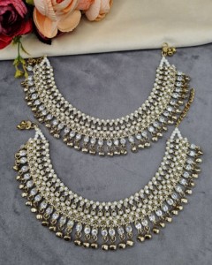 Paire de chevillères ajustables Ghungroo traditionnelles, serties de pierres CZ, pour mariage, mode ethnique, bijoux et accessoires de pied - Product Image 1