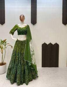 Lehenga de georgette estampado de diseñador con trabajo de espejo y blusa estampada con dupatta, especial para Navratri, lehenga choli completamente cosido. - Product Image 5