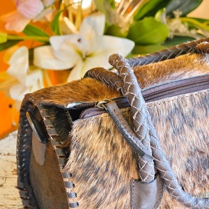 Bolso Bandolera de Cuero Genuino Venus Leathers, Estilo Western, Hecho a Mano, con Patrón de Letras y Flores, Cierre de Cremallera, 45-55cm, Gran Venta - Product Image 4