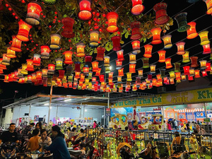 Linterna de Seda Tradicional Vietnamita Ecológica Hecha a Mano con Marco de Bambú Cubierto de Tela para Festivales, Ceremonias, Banquetes y Eventos Culturales - Product Image 4