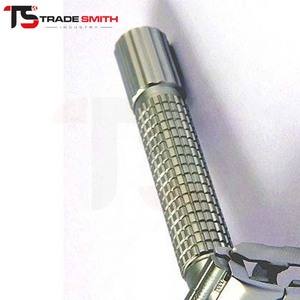 Rasoir de sécurité à double tranchant TSI moderne, avec manche en alliage durable, pour des rasages précis et fiables, et des soins personnels professionnels. - Product Image 6