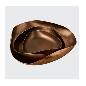 Bol à dattes en métal avec bords surélevés empêchant les déversements, idéal pour servir des dattes pendant le Ramadan, l'iftar et les réunions de famille. - Product Image 4
