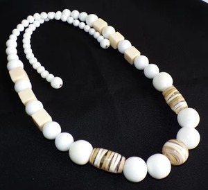 Collar de cuentas de resina hecho a mano, cuentas redondas blancas de resina con detalles a rayas y en forma de cubo para mujer - Product Image 6