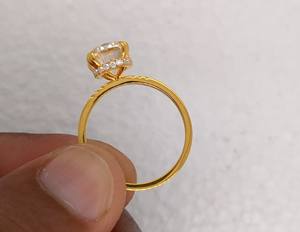 Anillo de compromiso y aniversario de boda para mujer, con moissanita de corte ovalado de 2.50 ct y halo oculto, en oro amarillo macizo de 14k, regalo. - Product Image 4