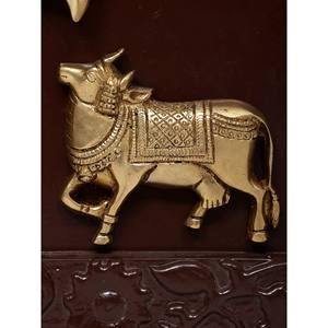 Vacas Kamadhenu con Trishul/Trident Escultura de latón con marco de madera de 19 pulgadas Pieza de arte para colgar en la pared - Product Image 1