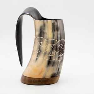 แก้วน้ำทรงแตรไวกิ้งคุณภาพดีลักซ์ พร้อมฐานไม้ เป็นมิตรกับสิ่งแวดล้อม ขายส่ง แก้วเบียร์ทันสมัยสำหรับผับ รับสั่งทำได้ - Product Image 1