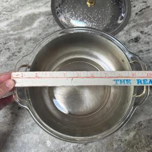 Elegante cacerola plateada con asas doradas, ideal para la mesa festiva y comidas familiares especiales, procedente de la India. - Product Image 2