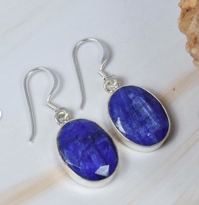 Boucles d'oreilles pendantes ovales facettées faites à la main en saphir bleu naturel de luxe pour femmes, en argent sterling 925, style vintage, vente en gros - Product Image 4