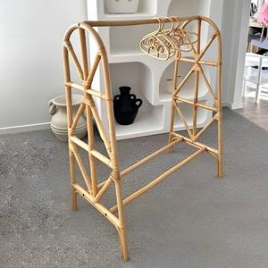 Porte-vêtements en rotin pour enfants, design adorable, matériau naturel, étagères à vêtements - Product Image 1