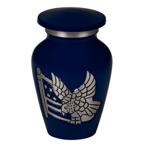 Urne funéraire en aluminium bleu avec drapeau américain et motif d'aigle gravés, incluant une mini urne souvenir assortie - Product Image 1