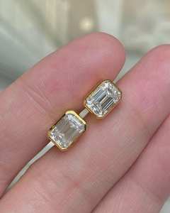 Pendientes de Moissanita con Corte Esmeralda y Engaste de Bisel, Oro Amarillo de 14K, Forma Rectangular Clásica, Regalo de Aniversario para Ella, Joyería Personalizada - Product Image 2