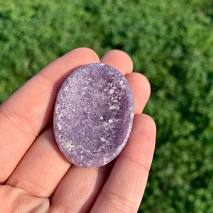 Piedra de Lepidolita Ovalada Natural Hecha a Mano, Piedra de Meditación para el Pulgar, Cristal Curativo Morado, Reiki, Alivio del Estrés, Venta al Por Mayor - Product Image 5