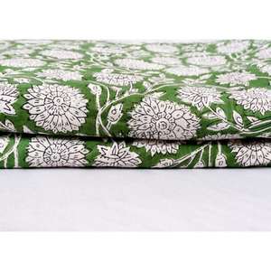 ผ้าฝ้ายทำมือจากอินเดีย ลายพิมพ์ดอกไม้สวยงาม ผ้าเนื้อนุ่มสำหรับเสื้อเด็กหญิงและเด็กชาย - Product Image 1