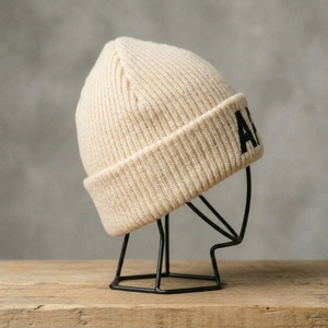 Gorro de Punto Color Crema Borgoña Personalizado, Unisex, Estilo Urbano, con Logo Gráfico, Cálido y Moderno - Product Image 5