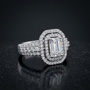 Anillo de compromiso con diamante de corte esmeralda cultivado en laboratorio, con múltiples filas de diamantes de corte redondo y doble halo, en oro blanco de 10k, 14k o 18k. - Product Image 1