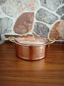 Casserole en cuivre martelé avec couvercle et double poignée, design vintage, compatible four et cuisinière à gaz et à induction - Product Image 2