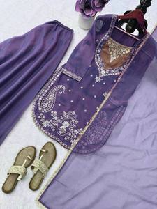 Ensemble Salwar Kameez traditionnel pour femme, couleur violette, broderie, dupatta, occasion mariage, style Inde Pakistan, tissu Simmer, doux - Product Image 3