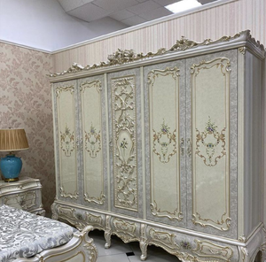 Armoire élégante en bois d'ivoire décorée de filigranes dorés et de côtés courbes, disponible à prix de gros. - Product Image 3