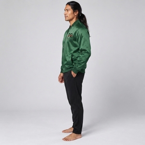 Chaqueta de satén premium para hombre, hecha con tela de satén de calidad, tacto suave, ajuste cómodo, apariencia elegante y construcción duradera. - Product Image 3