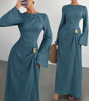 Robe élégante et mystérieuse bleue YKD109 avec ceinture en métal haut de gamme, style tendance, vêtements musulmans islamiques, tenue décontractée pour le quotidien