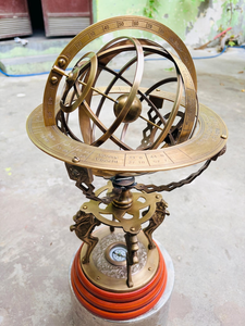 Sphère armillaire en laiton ornée avec anneaux du zodiaque et base boussole, sculpture astronomique vintage pour bureau, salle d'étude ou bibliothèque - Product Image 2