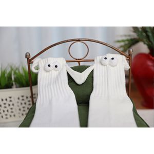 Calzini Bianchi per Coppie con Mani Magnetiche per San Valentino, 1 Paio di Calzini Unici e Romantici - Product Image 2