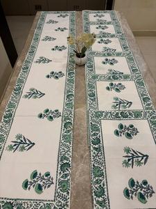 Ensemble de 7 pièces : Chemin de table et set de tapis à motifs floraux imprimés à la main |   Décoration de table en tissu 100% coton pour la maison et la salle à manger - Product Image 3