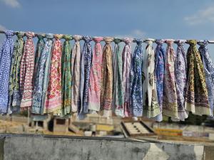 Venta al por mayor de pareos, sarongs y bufandas de algodón 100% indio con estampado a mano, ligeros, para playa, listos para enviar, lote a granel. - Product Image 3