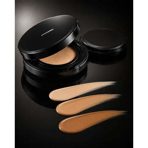 Fond de teint CC longue tenue en satin doux SPF50 - Couvrance mate vegan waterproof pour peaux claires - Product Image 4