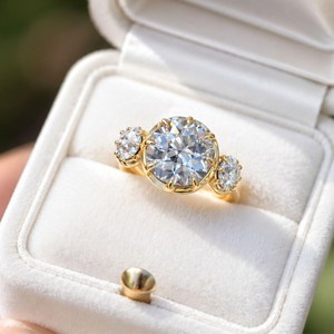 Anillo de tres piedras con diamante de corte europeo antiguo de 3.01 quilates, cultivado en laboratorio, con oro amarillo de 14k, regalo sorpresa para novia, para bodas y fiestas. - Product Image 4