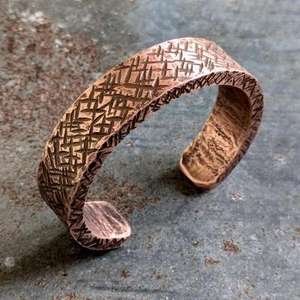 Bracelet artisanal élégant de qualité supérieure en cuivre et laiton, gravé, cadeau pour hommes et femmes - Product Image 1