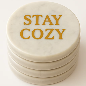 แผ่นรองแก้วหินอ่อนพร้อมข้อความ STAY COZY สีทอง ดีไซน์มีสไตล์และดึงดูดใจ เหมาะสำหรับช่วงเวลาพักผ่อน ดื่มชา กาแฟ ของตกแต่งบ้านที่สมบูรณ์แบบ - Product Image 2