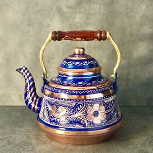 Bouilloire à thé en cuivre à motif floral bleu avec design peint à la main, style vintage, théière décorative pour faire bouillir de l'eau, du thé ou du café - Product Image 1