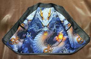 Chaleco de cuero para motocicleta con un exterior negro llamativo y un forro con estampado de llamas azules. - Product Image 3