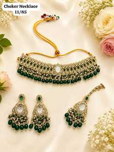 Parure de collier ras-du-cou rose haut de gamme en Kundan taille émeraude, plaqué or antique, avec boucles d'oreilles perlées et Maang Tikka, pour mariage indien nuptial - Product Image 3