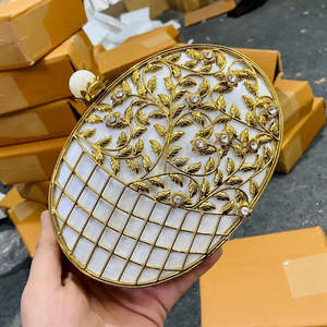 Pochette en coquillage 100 % originale de haute qualité avec fermoir en laiton, artisanat indien fait main, artisanat métallique artisanal à vendre - Product Image 1