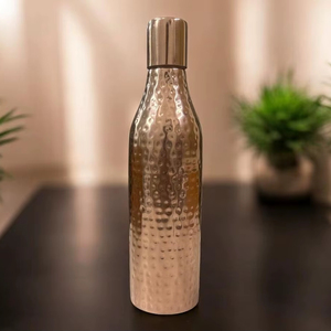 Botella de agua de cobre para uso en resorts de lujo, artículos de bebida premium para huéspedes, para experiencias de spa y bienestar. - Product Image 1