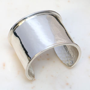 กำไลข้อมือทองเหลืองแบบกว้างขัดเงาสูง ดีไซน์ลายตอก - เครื่องประดับข้อมือดีไซน์โดดเด่น - สายรัดข้อมือโลหะหนาปรับขนาดได้ - Product Image 3