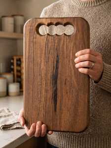 Planche à découper artisanale en noyer, planche à charcuterie en bois massif, planche de service rustique, finition alimentaire - Product Image 1