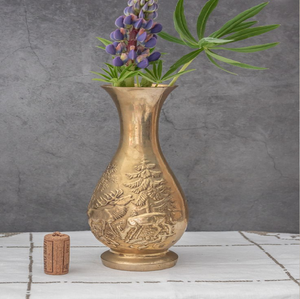 Vase unique en laiton gaufré, représentant une forêt pittoresque avec des cerfs, parfait pour une touche rustique. Disponible au prix de gros. - Product Image 1