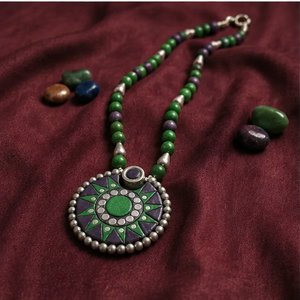 Collier Bohème Vert Soleil Éclatant avec Pendentif Perlé, Bijou Ethnique pour Femme, Idéal Cadeau, Fête, Mariage - Product Image 3