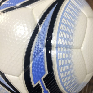 Ballon de football personnalisé blanc et bleu à rayures, design durable en cuir PU, taille officielle, pour entraînement et matchs, vente en gros - Product Image 6