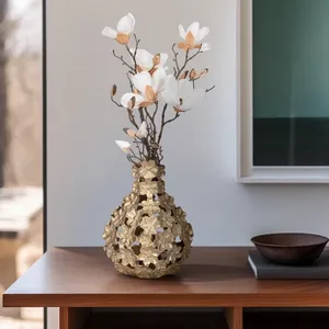 Vase floral en bronze fait main avec arrangement de magnolias blancs, décoration de table contemporaine - Product Image 6