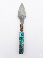 Couteau à thé traditionnel en métal avec lame en acier damas et manche en anneau doré