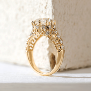 Bague de fiançailles vintage d'inspiration antique en or massif 14 carats avec diamant de laboratoire coussin allongé de 3,5 carats, certifiée IGI, à double griffe - Product Image 6