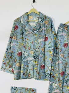 Ensemble de pyjama en coton bleu à fleurs |   Vêtements de nuit imprimés pour femmes |   Ensemble de salon confortable à boutons - Product Image 3