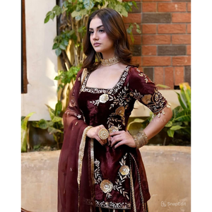 ชุดชาราราสีแดงเลือดหมูสำหรับผู้หญิง ยี่ห้อ Graceful Label รุ่น Mayra ประดับลายดอกไม้สีทอง ขนาด S-36 - Product Image 3